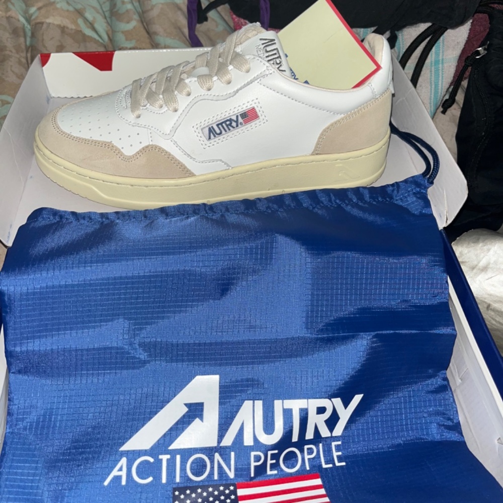 Shoes - Picture 2 of 3